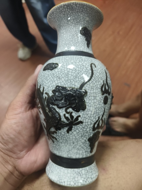古玩陶瓷哥釉地鐵銹釉龍紋觀音瓶真品鑒賞圖