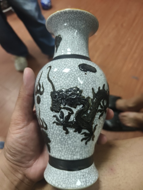 古玩陶瓷哥釉地鐵銹釉龍紋觀音瓶真品鑒賞圖
