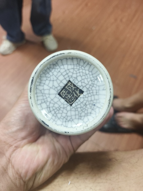 古玩陶瓷哥釉地鐵銹釉龍紋觀音瓶真品鑒賞圖