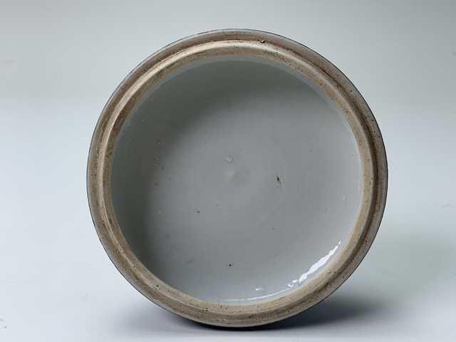 古玩陶瓷清晚期·灑藍(lán)釉粉盒拍賣，當(dāng)前價(jià)格5304元