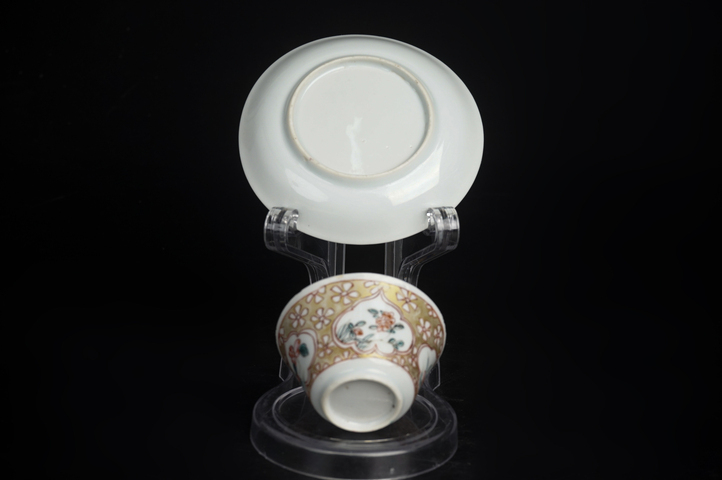 古玩陶瓷清雍正·金地粉彩漁家樂花卉紋杯碟一套真品鑒賞圖