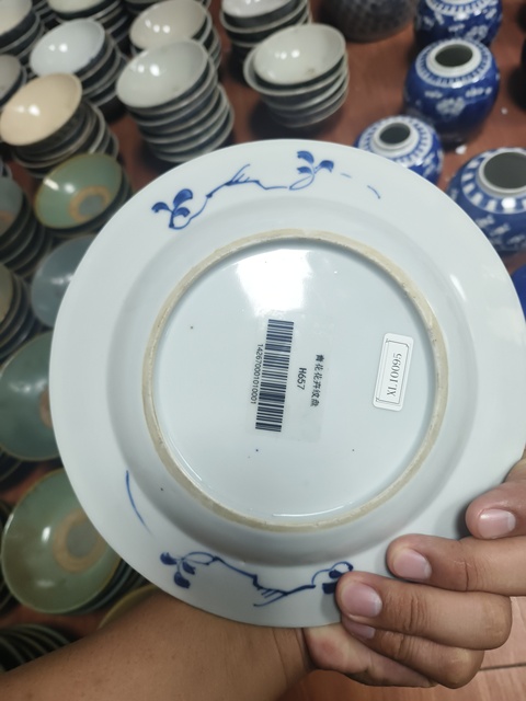 古玩陶瓷花卉紋青花盤真品鑒賞圖