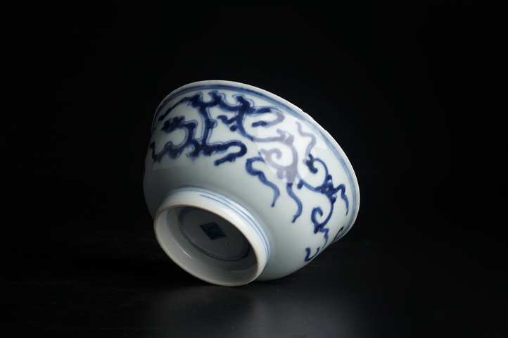 古玩陶瓷清雍正·青花夔龍紋碗真品鑒賞圖