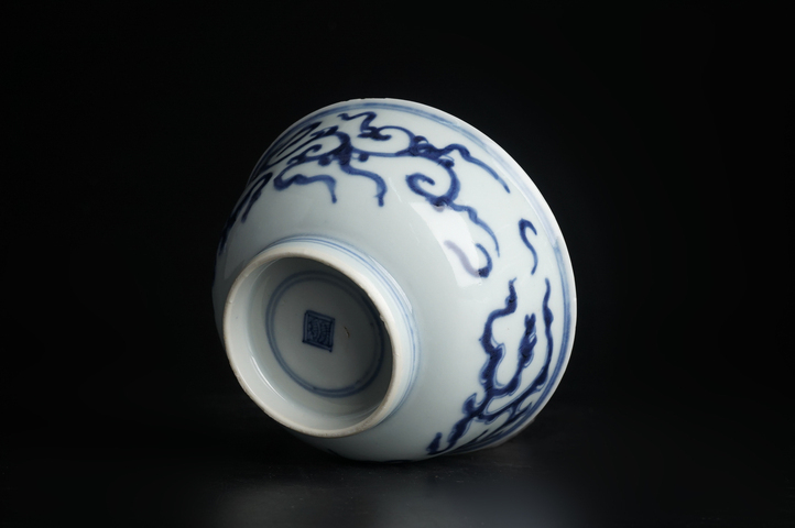 古玩陶瓷清雍正·青花夔龍紋碗真品鑒賞圖