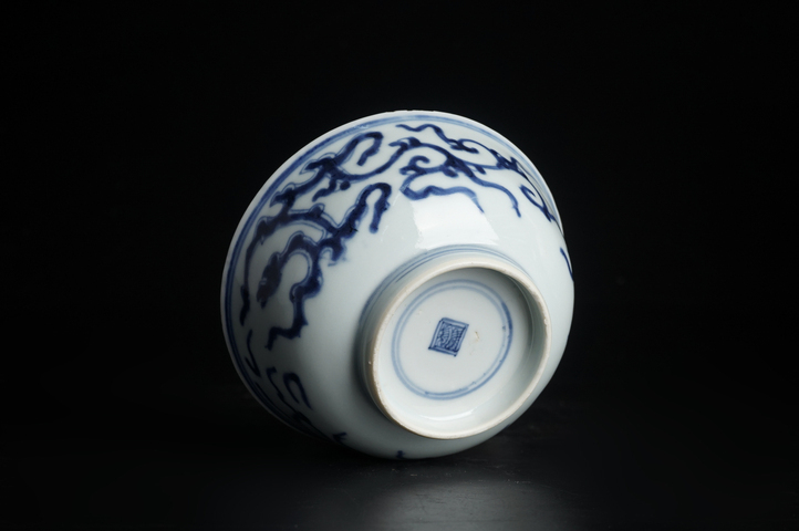 古玩陶瓷清雍正·青花夔龍紋碗真品鑒賞圖