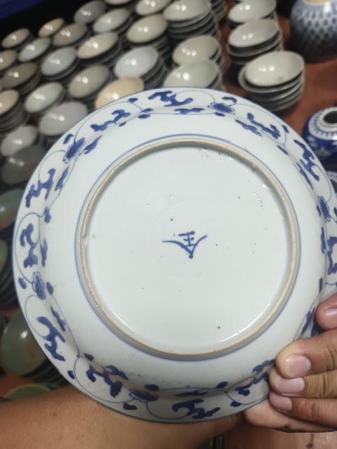 古玩陶瓷花卉紋青花盤真品鑒賞圖