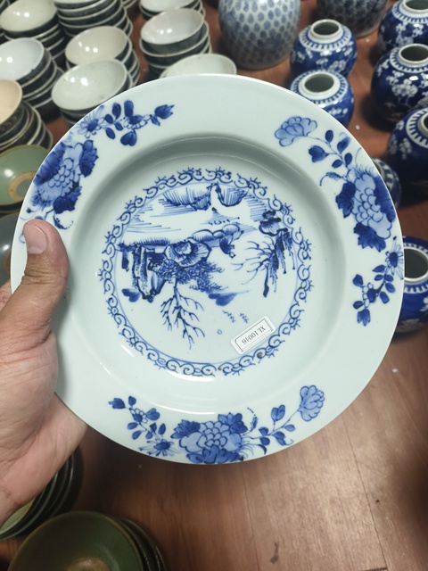 古玩陶瓷花卉紋青花盤真品鑒賞圖