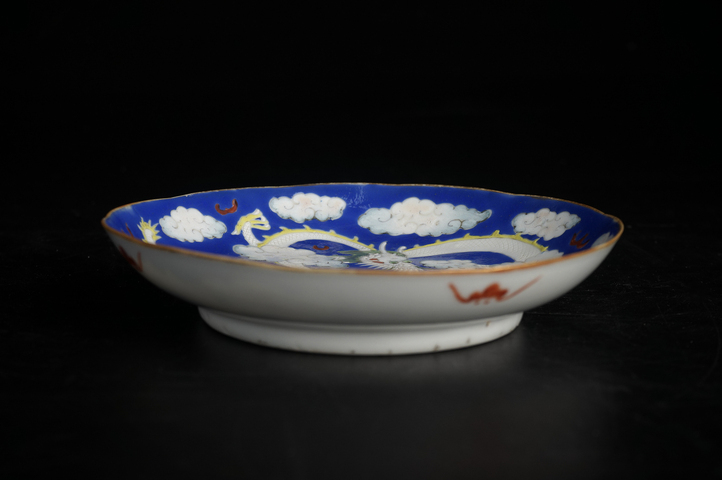 古玩陶瓷清同治·藍地粉彩雙龍戲珠紋盤真品鑒賞圖