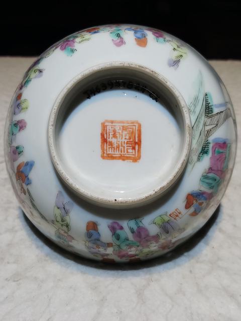 古玩陶瓷粉彩百子鬧春圖茶碗真品鑒賞圖