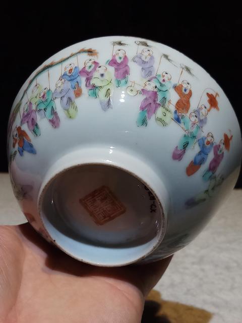古玩陶瓷粉彩百子鬧春圖茶碗真品鑒賞圖