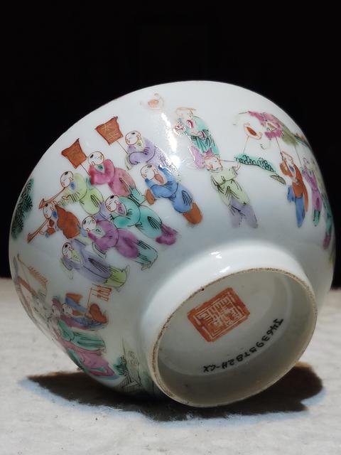 古玩陶瓷粉彩百子鬧春圖茶碗真品鑒賞圖