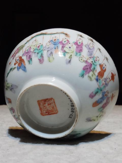 古玩陶瓷粉彩百子鬧春圖茶碗真品鑒賞圖