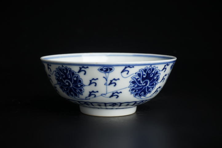 古玩陶瓷清晚期·“官窯內造”青花纏枝蓮紋碗真品鑒賞圖
