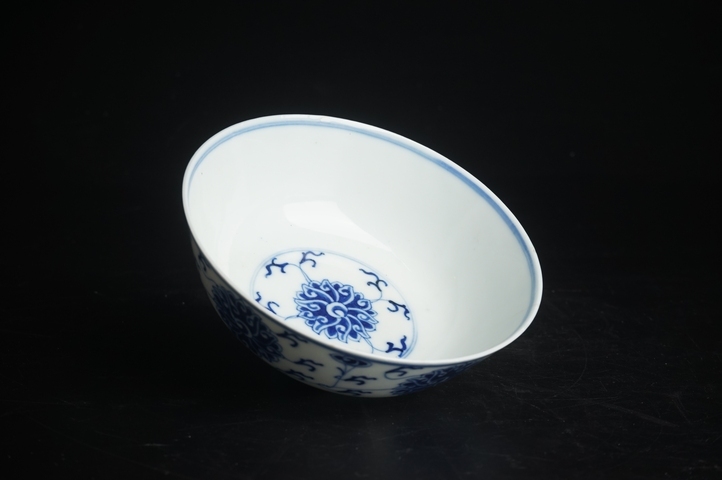 古玩陶瓷清晚期·“官窯內造”青花纏枝蓮紋碗真品鑒賞圖