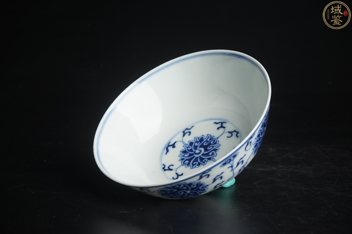 古玩陶瓷清晚期·“官窯內造”青花纏枝蓮紋碗真品鑒賞圖