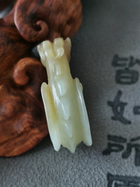 古玩玉器和田玉雕“曲尾龍”佩真品鑒賞圖