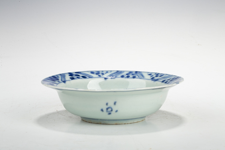 古玩陶瓷明末清初·青花山水人物紋折沿碗拍賣,當前價格1152元