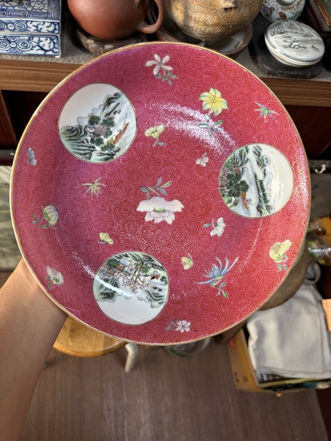 古玩陶瓷胭脂紅釉開光山水紋粉彩盤真品鑒賞圖