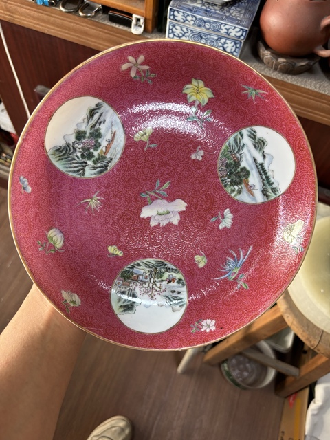 古玩陶瓷胭脂紅釉開光山水紋粉彩盤真品鑒賞圖