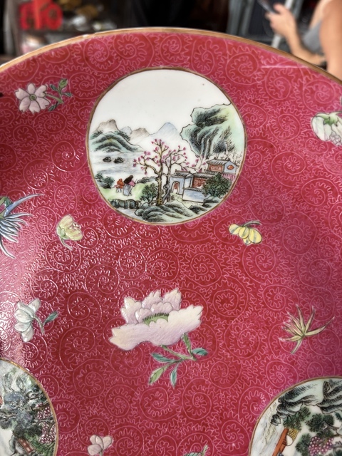 古玩陶瓷胭脂紅釉開光山水紋粉彩盤真品鑒賞圖