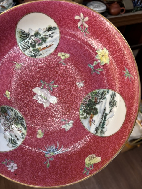 古玩陶瓷胭脂紅釉開光山水紋粉彩盤真品鑒賞圖
