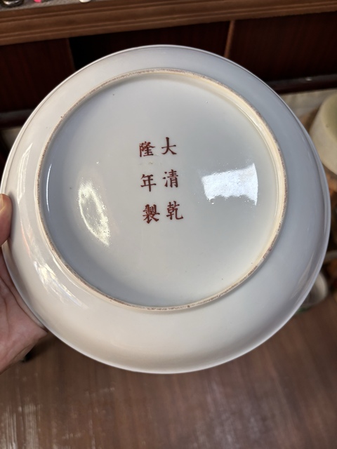 古玩陶瓷胭脂紅釉開光山水紋粉彩盤真品鑒賞圖