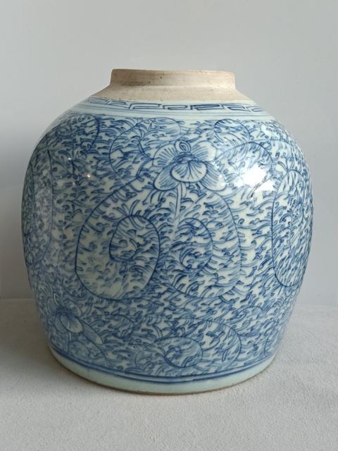 古玩陶瓷青花纏枝花紋罐真品鑒賞圖