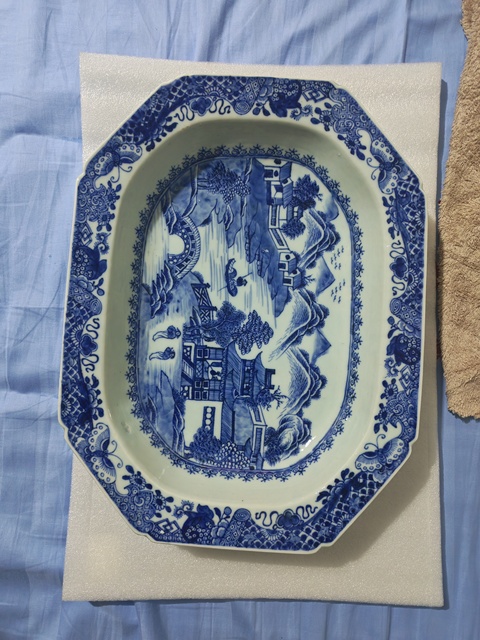 古玩陶瓷樓臺亭閣山水紋青花盤真品鑒賞圖