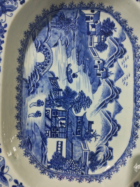 古玩陶瓷樓臺亭閣山水紋青花盤真品鑒賞圖