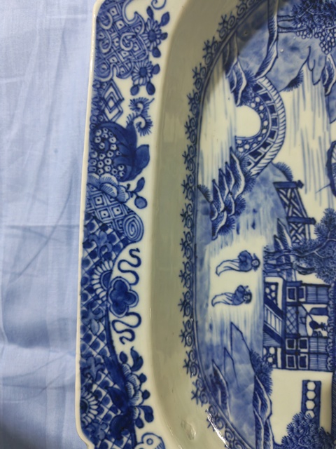 古玩陶瓷樓臺亭閣山水紋青花盤真品鑒賞圖