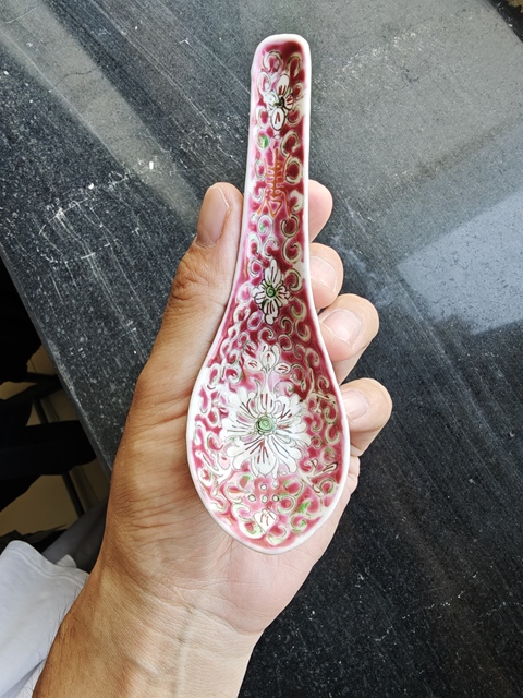 古玩陶瓷民國胭脂紅地寶相花紋飾勺子真品鑒賞圖