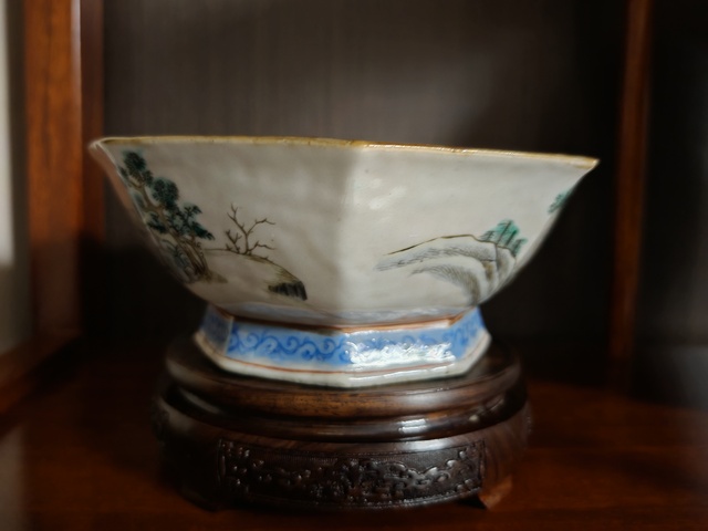 古玩陶瓷人物紋粉彩八方碗真品鑒賞圖