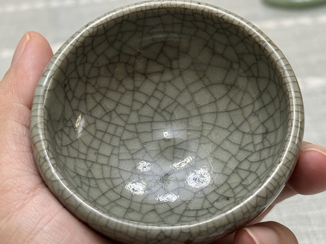 古玩陶瓷綠哥釉茶碗真品鑒賞圖