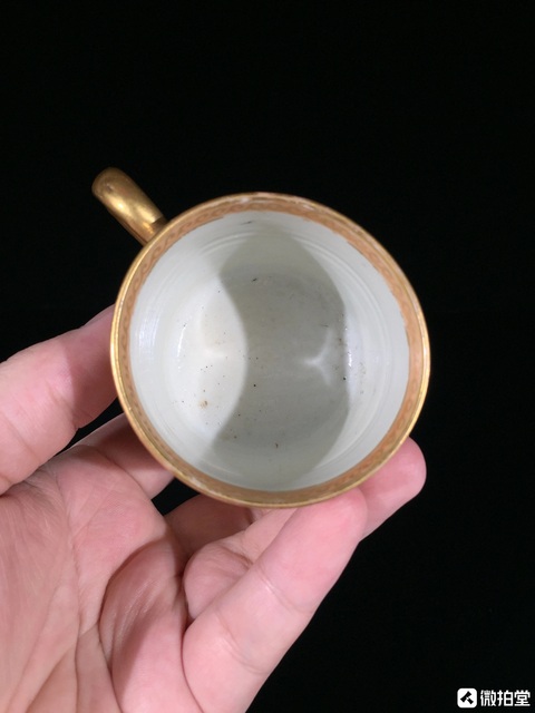 古玩陶瓷珊瑚紅描金開窗風景圖把杯真品鑒賞圖