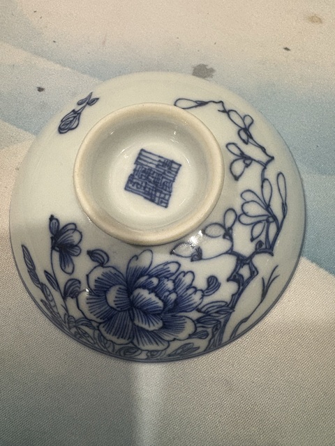 古玩陶瓷花卉紋青花蓋碗真品鑒賞圖