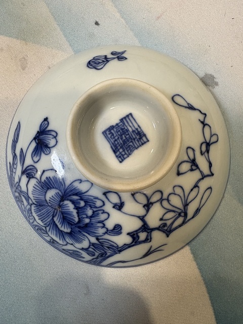 古玩陶瓷花卉紋青花蓋碗真品鑒賞圖