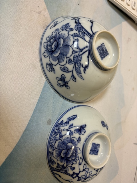 古玩陶瓷花卉紋青花蓋碗真品鑒賞圖