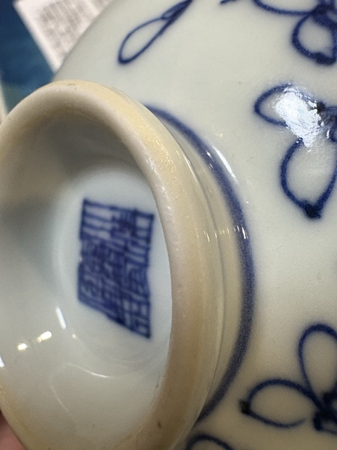 古玩陶瓷花卉紋青花蓋碗真品鑒賞圖