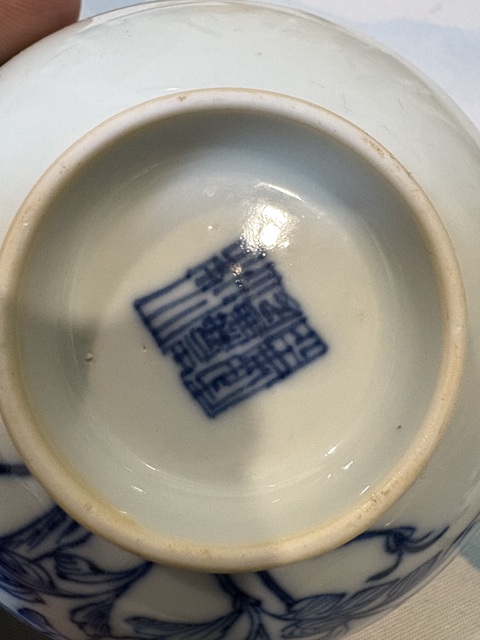 古玩陶瓷花卉紋青花蓋碗真品鑒賞圖