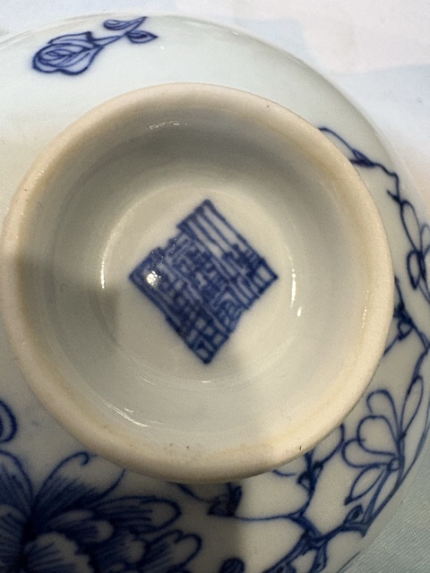 古玩陶瓷花卉紋青花蓋碗真品鑒賞圖