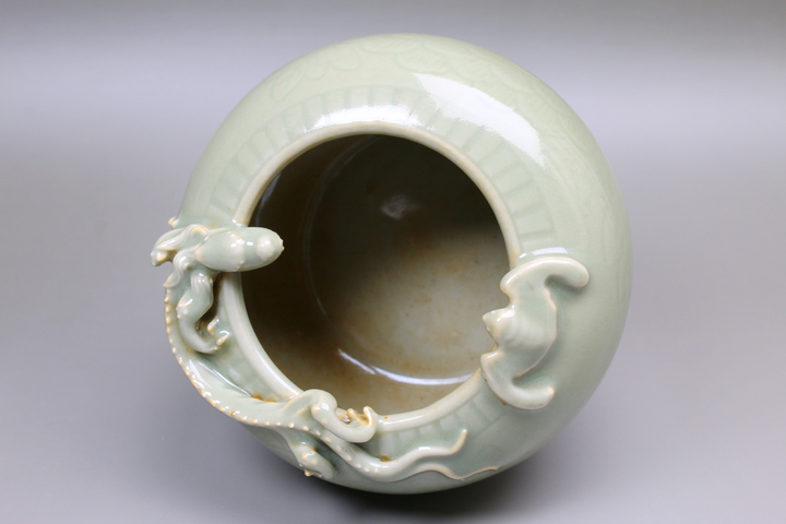 古玩陶瓷清晚期·青釉堆塑魑龍蝙蝠文房水洗真品鑒賞圖