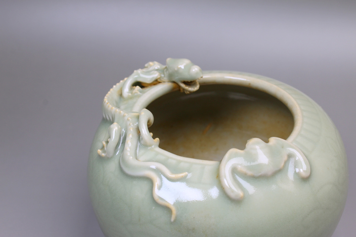 古玩陶瓷清晚期·青釉堆塑魑龍蝙蝠文房水洗真品鑒賞圖