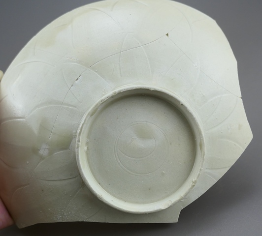 古玩陶瓷精品:定窯刻蓮瓣紋雙魚洗(珍貴標本)拍賣,當前價格1元