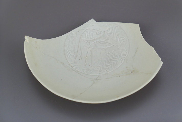 古玩陶瓷精品:定窯刻蓮瓣紋雙魚洗(珍貴標本)拍賣,當前價格1元