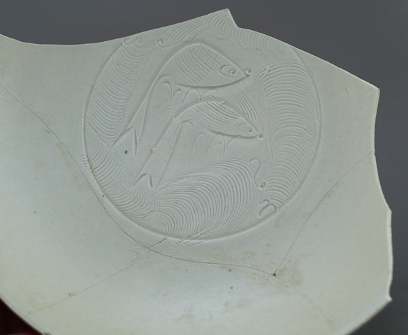 古玩陶瓷精品:定窯刻蓮瓣紋雙魚洗(珍貴標本)拍賣,當前價格1元