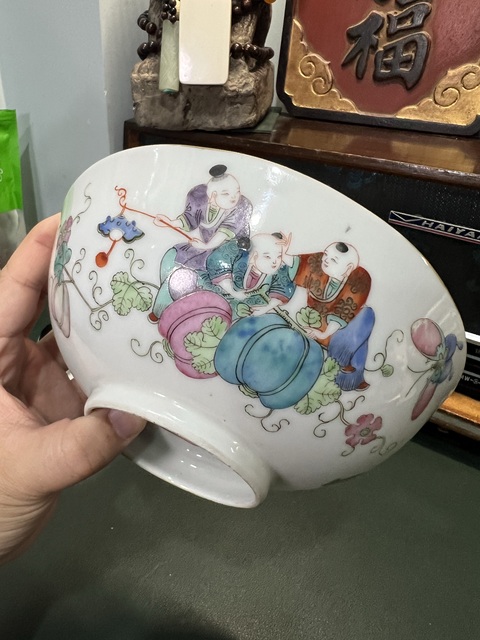 古玩陶瓷瓜蝶連綿嬰戲紋粉彩碗真品鑒賞圖