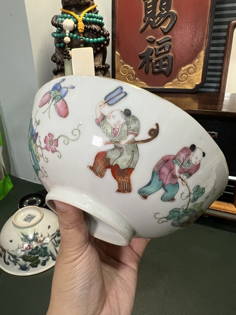 古玩陶瓷瓜蝶連綿嬰戲紋粉彩碗真品鑒賞圖