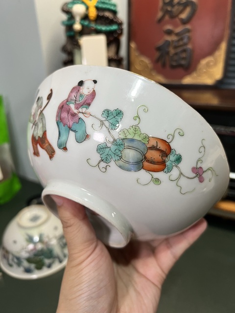 古玩陶瓷瓜蝶連綿嬰戲紋粉彩碗真品鑒賞圖