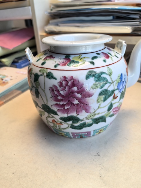 古玩陶瓷花卉紋粉彩提梁壺真品鑒賞圖
