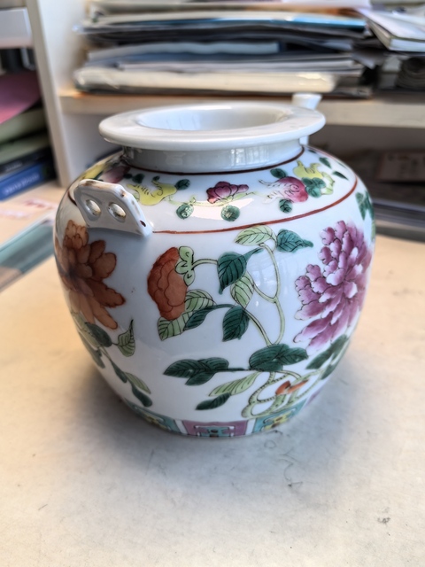 古玩陶瓷花卉紋粉彩提梁壺真品鑒賞圖